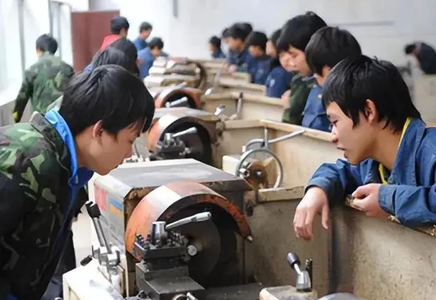 技巧训练等而现代生计教育则强调将专业学习与职业开展深度交