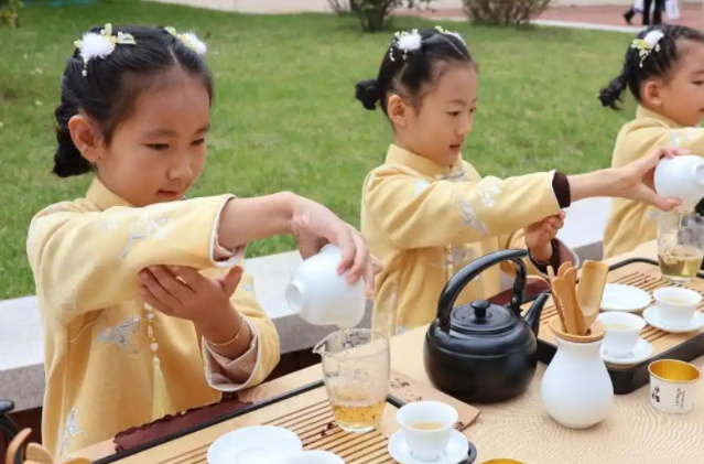 学生课堂上的专心投入文明有序生动展现了校园养成教育的育人
